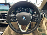 BMWのステアリングのリムは、一般的なものより少し太めにデザインされています。 これはタイヤやステアリングシャフトなどを介して伝わる路面からの入力を、しっかりと把握するためです。