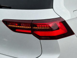 ダイナミックターンインジケーター付きのLEDテールランプ。ウィンカーの光が流れるように点滅、後続車からの視認性が高まり、万一の追突の危険性を軽減します。
