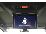 後席用モニターを装備しています。渋滞に巻き込まれた時やお迎えに行った時の待ち時間などに、これがあれば後席でも退屈することなく快適に過ごせます。後席から操作できるリヤエアコンもオートで快適です。