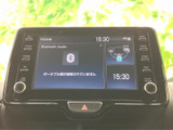 ホーム画面にオーディオ情報や時刻が表示され、必要な情報をまとめて確認できます。画面と周囲のボタンが見やすく、日常の移動を便利にサポートします。