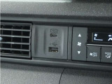 ◆USB接続端子◆スマホやiPodなどを接続して、いつもの音楽を車内でもお楽しみいただけます♪