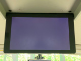 【フリップダウンモニター】大画面モニターで後席でもエンタメをお楽しみいただけます。小さなお子様にも大人気の装備です♪