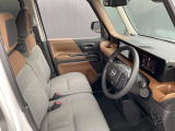 前席周辺です。ガラスエリアが広く運転もしやすく、見晴らしのいい運転席です。