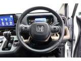 運転中もハンドルでの操作が可能です。特に高速道路等の目が離せない運転時には、便利さだけでなく、安全性も兼ね備えております。