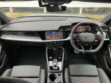 内装はシンプルに使い勝手を考え作られています。お車を運転する感覚をダイレクトに体感して頂けます。室内も広くロングドライブにも快適にお過ごしいただけます。
