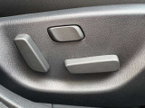 運転席は10Wayの電動シートになっています。ドライバーの体格に合わせたドライビングポジションを設定出来ます。また、2人分のポジションをメモリー出来るのでいつでも自分のポジションに戻せます♪