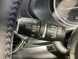 レバーをAUTOの位置にしているとき、レインセンサーが雨を感知すると、雨量に応じてワイパーが自動で作動してくれるオートワイパーを装備!設定変更で非作動にすると、間欠作動に固定されます。