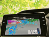 テレビの画面表示に対応しており、停車中にニュースや番組などの映像を楽しめます。画面を見ながらひと息つきたい場面にも便利です。ご利用時は安全のため、停車中に限ってお楽しみください。