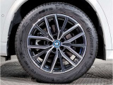 BMWの純正アロイホイールは軽量かつ強度にも優れているホイールで走行性能を引き上げる設計になっております。足元にもBMWは妥協がなくこだわっている個所になります。