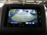 バックカメラの画像です。ガイドラインがスムースな車庫入れをサポートいたします。車庫入れの安心感がアップしますね。