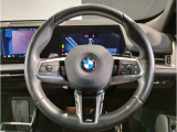 BMWのステアリングはドライバーと車体が一体感に感じれるような操作性を実現しております。また、握りやすさや操作性を向上するためにスイッチ類も配置されております。