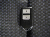 ◆スマートキー◆カギをバッグやポケットに入れたままでもドアロックの開閉ができる『スマートキー』付き!雨天や暗くなってもカギを取り出す必要がなくドアの開錠&エンジンも始動できます