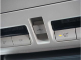 【電動スライドガラスサンルーフ】前席頭上のスイッチを操作するとサンルーフの開閉ができ、開放的な視界と明るさを実現します。