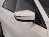 BMWのミラーは車種によって異なりますがレーンチェンジウォーニングが装備されております。詳しくは当店スタッフまでお問い合わせくださいませ。