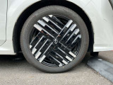 17インチ純正アルミホイール。