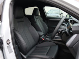 Audi車はどの車種も全てレザーハンドルです。そこにはAudiのこだわりがあり質感の高いレザーでしっかりと手に馴染み、高級感を演出します。