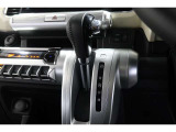 インパネシフトだから視線の移動も少なく足元もスッキリ♪運転席もゆったりしているのでゆとりを持ってドライブできますね!