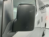 【ドアミラー】主な役割は、運転席からは見えない車の側面や斜め後方の状況を確認し、安全な運転をサポートすることです。車線変更・後続車両の確認・そして死角の低減に貢献します。
