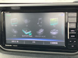 FM・AMやUSB、Bluetooth Audioなど複数のメニューが並び、聴きたい音源を選びやすい構成です。ドライブ中の音楽やラジオなど、日々の移動に合わせて活用できます。