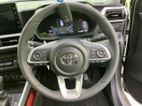 手元に各種スイッチがまとまり、運転姿勢を大きく変えずに操作しやすい配置です。メーターや前方の視界を妨げにくく、毎日の運転を快適にサポートします。