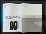 スマートキーは鍵をバッグに入れたままでもドアロックの開閉やエンジンのON・OFFができます。夜間や雨の日も鍵を探さなくて良いので便利です。