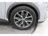 225/55R18タイヤを装備