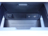 ランドローバーは、USBポートを車内の便利な位置に配置しています。通常、センターコンソール、グローブボックス、後部座席エリアなど、ドライバーや乗客がアクセスしやすい場所に配置されています。