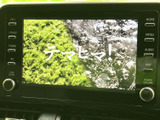 テレビ映像をモニターで楽しめる装備です。停車中の休憩時間などに番組を視聴でき、車内で過ごすひとときを快適にサポートします。画面表示で視聴内容を確認できます。