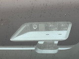 【三菱e-Assist】走行中に前方の車両等を認識し、衝突しそうな時は警報とブレーキで衝突回避と被害軽減をアシスト。より安全にドライブをお楽しみいただけます。
