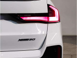 大型のL字型のリアランプもLEDライトを採用。洗練されたデザインにより、シャープなLEDランプの点灯します。後ろからの見た目にもこだわっております。