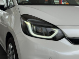先進のLEDヘッドライトは、高効率・低消費電力タイプのライトで、より広い範囲を照らせます。