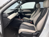 シートは明るい色と落ち着いた色の組み合わせで、車内にまとまりを感じさせます。座面や背もたれの形状も確認しやすく、前席と合わせて統一感のある空間に。乗る方それぞれがゆったり過ごせます。