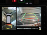 パノラミックビューモニター付きです。車両を上から見たような映像をモニター画面に表示。運転席からの目視では見にくい、車両周辺の状況をリアルタイムでしっかり確認できます。