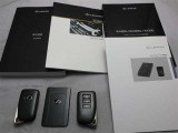 取説・メンテナンスノート・スマートキー・カードキーの4点セットです。