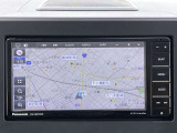 社外メモリーナビ(パナソニック(Panasonic) カーナビ ストラーダ 7インチ ワイド CN-HE01WD)地デジ、DVD、CD、SDメモリーカード、USBメモリー、Bluetoothオーディオなど多彩なメディアに対応