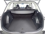 バックドアを開けるとこんな感じ♪ トノカバー付きでプライバシー保護や盗難防止になります。