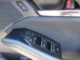 運転席の窓操作部分です。スイッチでミラーや窓の開閉が電動で行えます。