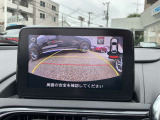 バックカメラ付き、後方視界も確保されており安心して駐車できます。