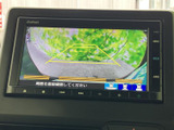 後方の様子を画面で確認しながら駐車でき、車庫入れや狭い場所での切り返しをサポート。目安となるガイド線も表示されるため、周囲を直接確認しつつ、後退時の位置合わせに役立つ便利な装備です。
