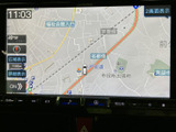 地図上に現在地や周辺の道路が表示され、目的地までのルート確認に役立ちます。縮尺や表示切替も画面から選べるため、行き先や状況に合わせて確認しやすいナビ画面です。