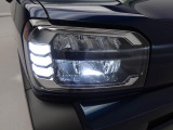 LEDヘッドライトで夜間の運転も視界すっきり 白く明るい光で夜間走行の安心感を高めます。乗車人数や荷物の量に応じて、照射軸の上下方向を自動調節するオートレベリング機能付です。