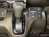 CVT車のセレクトレバーです。低速から高速まで、変速ショックのないスムーズな走りと、エンジン効率のよい領域を維持して燃費にも貢献します。サイドブレーキはスイッチ操作の電子制御パーキングブレーキです。