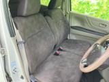落ち着いた色合いのシートが並び、座面と背もたれにゆとりを感じる室内です。ドア側にはアームレストも備わり、運転席と助手席でくつろいで過ごせそうです。