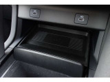 ランドローバーは、USBポートを車内の便利な位置に配置しています。通常、センターコンソール、グローブボックス、後部座席エリアなど、ドライバーや乗客がアクセスしやすい場所に配置されています。