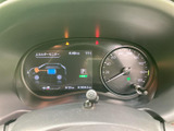 速度計と情報表示画面が並び、走行に必要な情報を運転席から確認しやすいレイアウトです。表示がまとまっているため、視線を大きく移さずに車両情報を把握しやすくなっています。