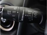 【オートワイパー機能】レバーをAUTOの位置にしているとき、レインセンサーが雨を感知すると、雨量に応じて、ワイパーが自動で作動します。