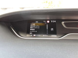 見やすいメーター類  左側のディスプレイには映像や車両情報等を表示 (車両装備のON/OFFも出来ます)