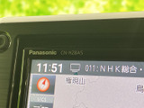 画面には地図と周辺の道路情報が表示され、目的地までのルート確認をサポートします。現在地や道路の位置関係を把握しやすく、初めて訪れる場所への移動にも活用できる便利な装備です。