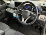 運転席まわりは前方の視界が広く、メーターや画面も目線の先にまとまっています。シートや足元には落ち着いた色合いを採用し、毎日の移動を過ごしやすい空間に整えています。