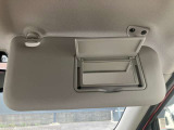 サンバイザーに鏡がついてますので車から降りる前に身だしなみチェック出来ます。